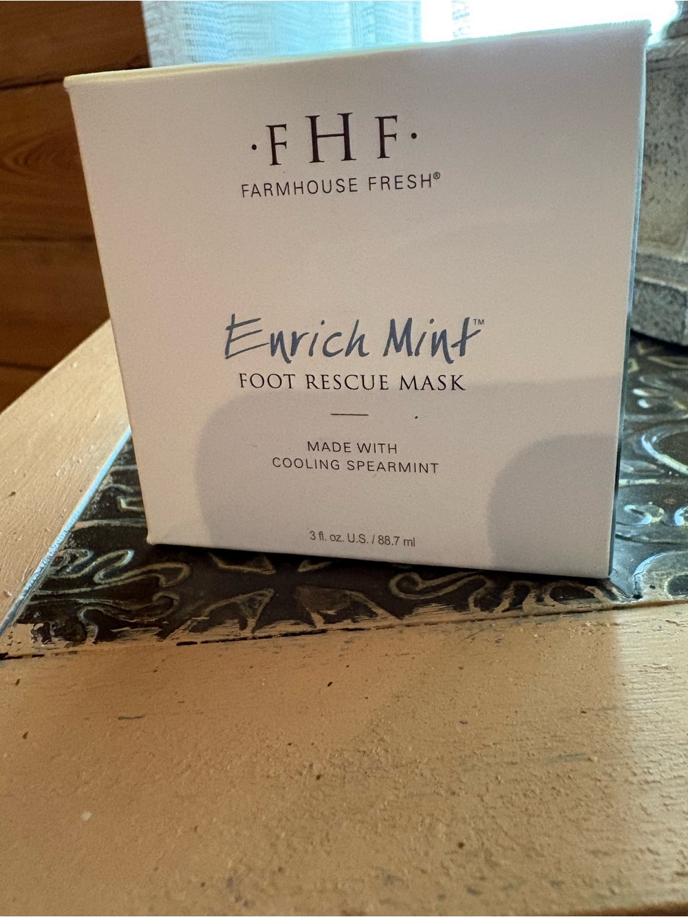 Farmhouse Fresh Enrich Mint Foot Rescue Mask - White